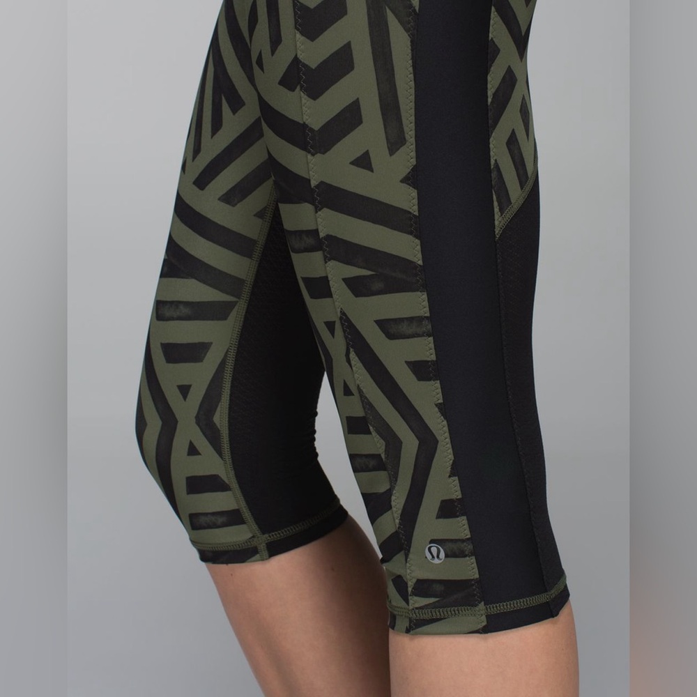 Lululemon Athletica Green Chevron Shuffle Black Clip in Crop Leggings size 6 EUC - Picture 10 of 15